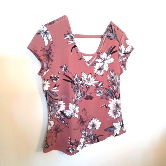 Spring Floral Knit Crepe V-Neckline Top - Picture 4 of 11